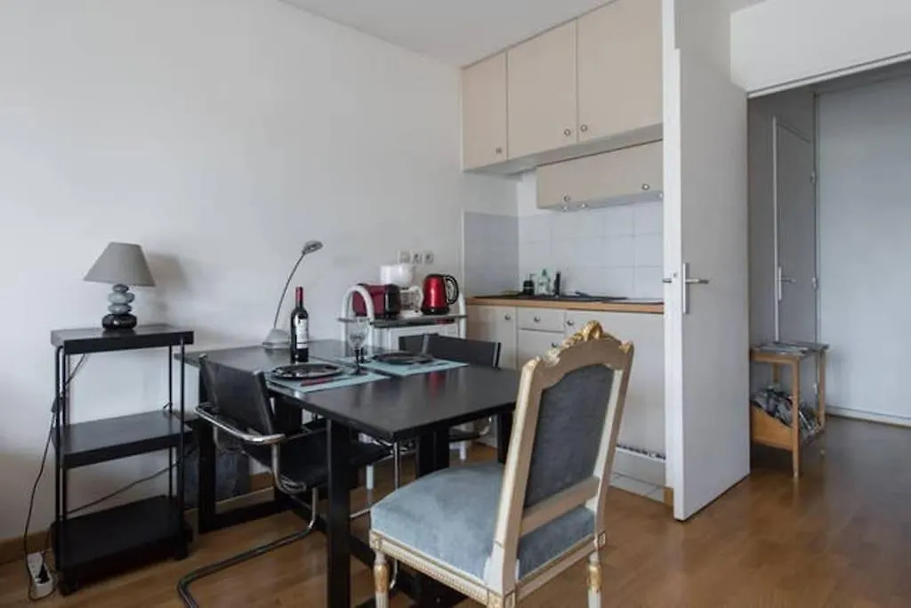 Le Cozy Appartement + Balcon Ensoleille + Parking Paris 0*,  France